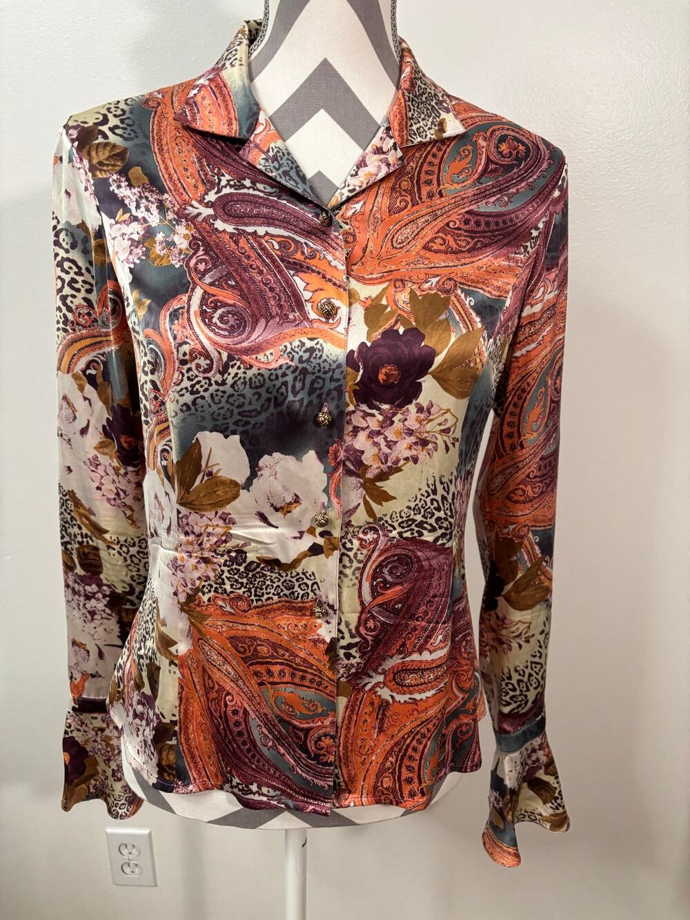 ST. JOHN Silk Paisley Floral Leopard French Cuff Blouse Top Size 4 Gold Buttons